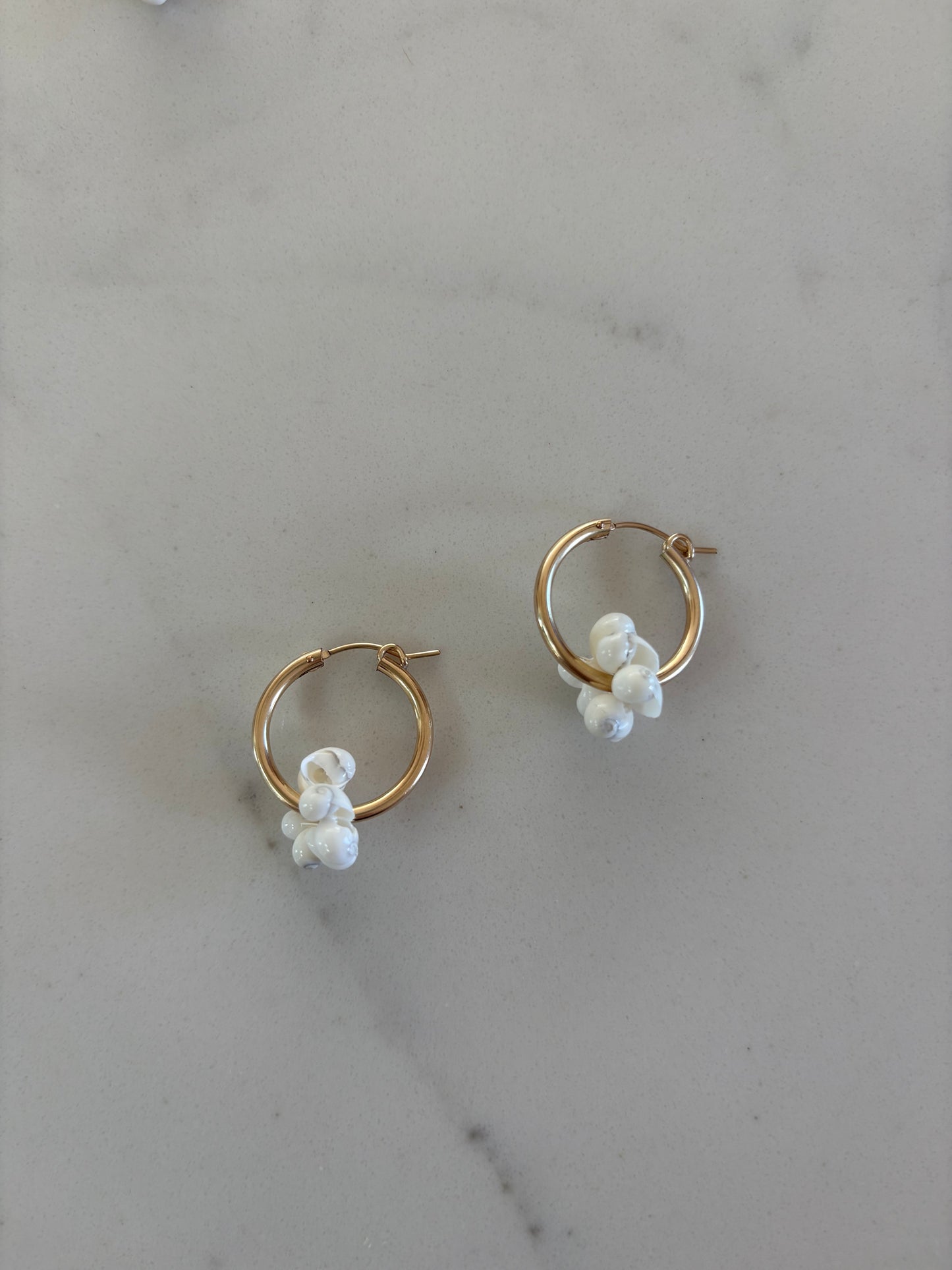 Medium Daisy Shell Huggies